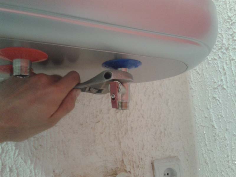Монтаж предохранительного клапана на водонагревателе