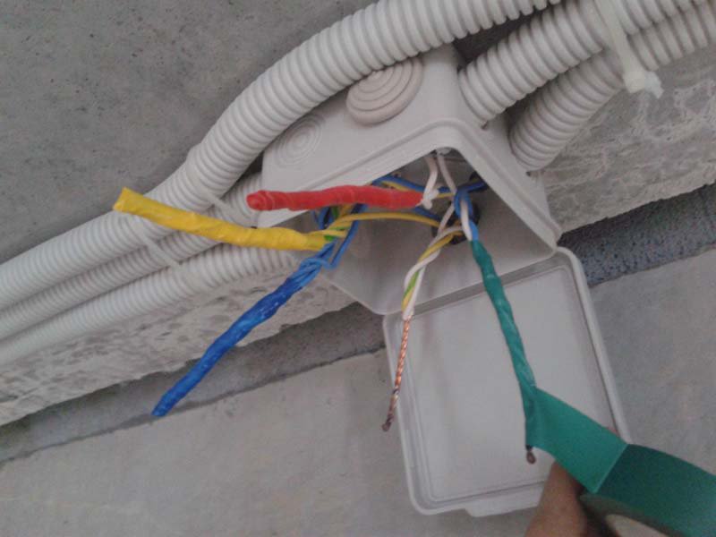 Изоляция к проводке. Оплавленная изоляция алюминиевая проводка. Электропроводка ПУЭ распределительные. Провода изолированные в распаечной коробке. Изоляция провода кабеля распаячная коробка.